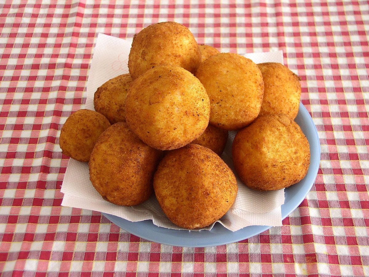 Arancini fritti dorati serviti su un vassoio