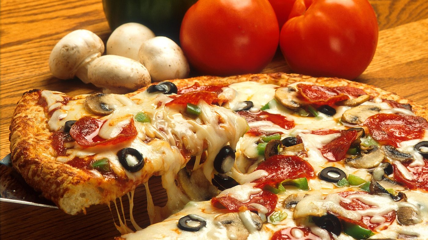 Pizza farcita con salame, olive, funghi e pomodoro
